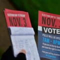 Caleb Malchik, 27, segura panfletos que informam o dia da votação, em campanha do sindicato Unite Here para Joe Biden, em 1º de novembro de 2020, em Landsdowne, Pensilvânia. 