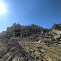 Palestinos se deslocam de Khan Yunis, Gaza, em meio aos escombros deixados pelo exército de Israel.