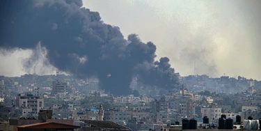 Fumaça e chamas aumentam depois que as forças israelenses atingem um arranha-céu na Cidade de Gaza.
