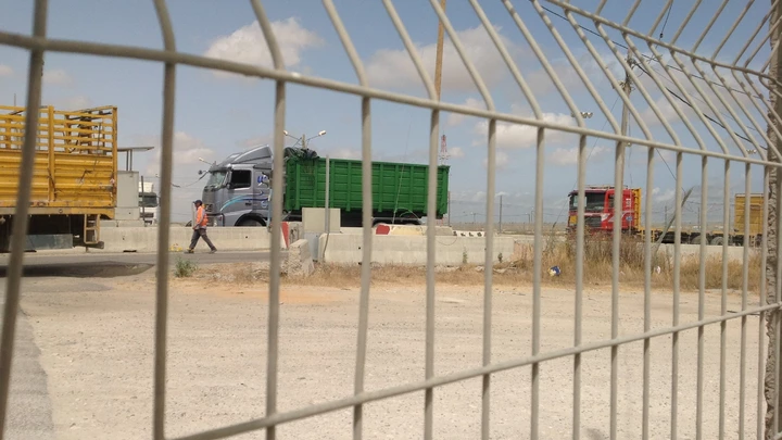 Caminhões palestinos buscam mercadoria em Israel, na fronteira com a faixa de Gaza. (Foto: Daniela Kresch/Folhapress)