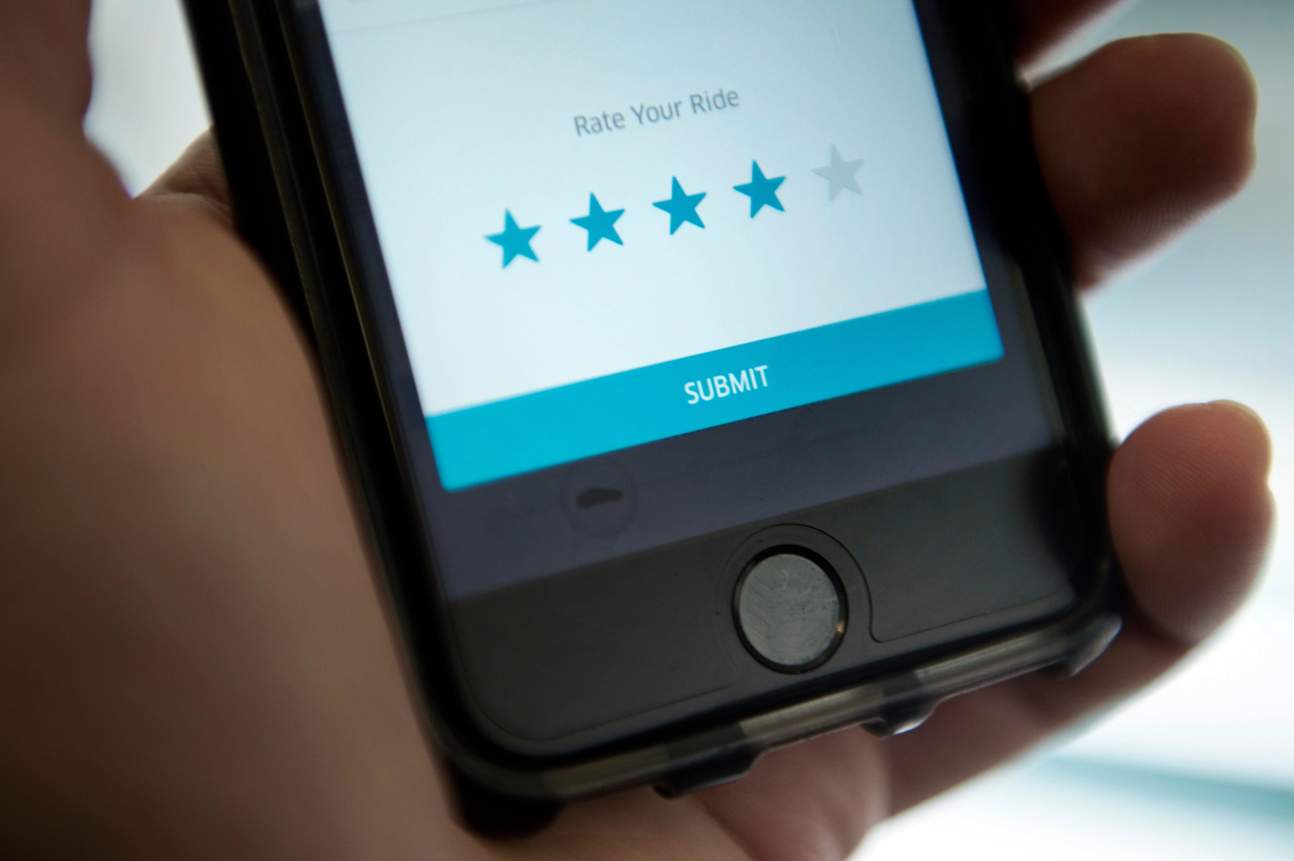 The driver rating screen in an Uber app is seen February 12, 2016 in Washington, DC. Global ridesharing service Uber said February 12, 2016 it had raised $200 million in additional funding to help its push into emerging markets.The latest round comes from Luxembourg-based investment group LetterOne (L1), according to a joint statement.  / AFP PHOTO / Brendan Smialowski        (Photo credit should read BRENDAN SMIALOWSKI/AFP via Getty Images)