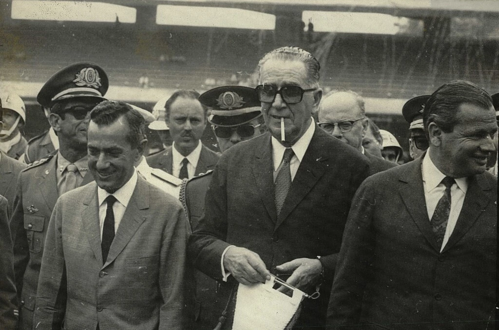 O mais sanguinário dos ditadores, o ex-presidente Emílio Garrastazu Médici (de óculos escuros), também reverenciou a democracia em seu discurso de posse, em 1969.