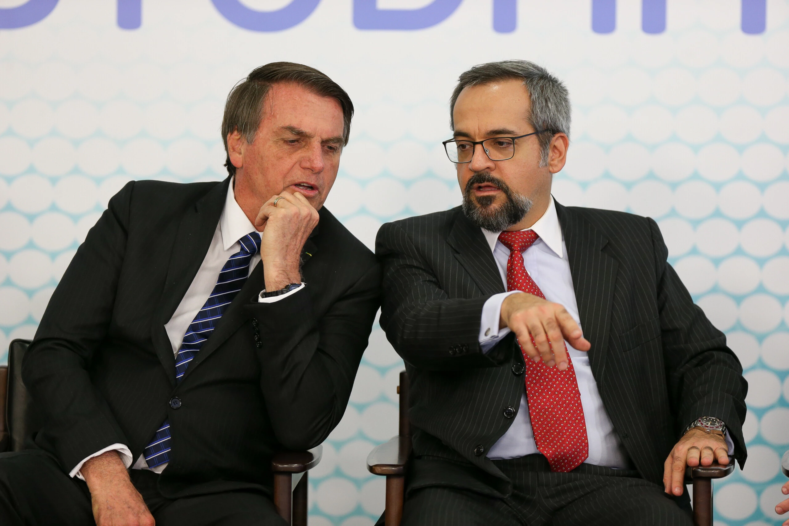 Jair Bolsonaro ao lado de Abraham Weintraub, durante cerimônia de lançamento da ID Estudantil