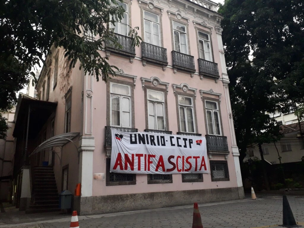 Bandeira com mensagem contra o fascismo afixada no Centro de Ciências Jurídicas e Políticas da UniRio, que foi posteriormente queimada pelos integralistas.