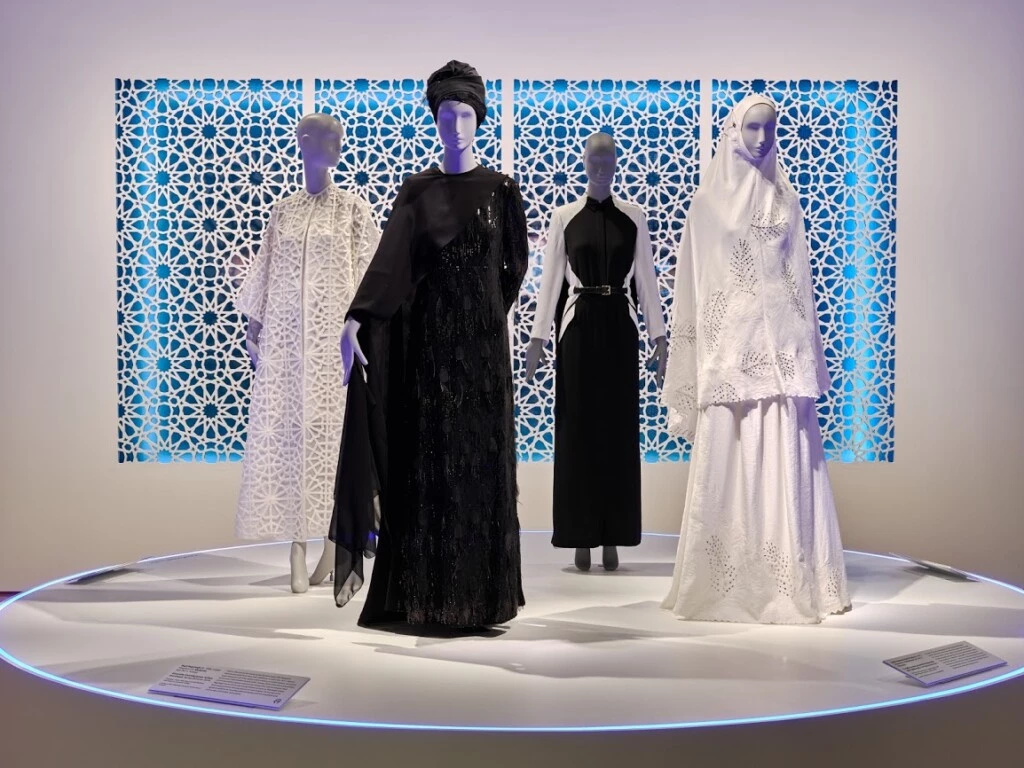 A exibição “Moda muçulmana contemporânea”, organizada pelos Museus de Belas Artes de São Francisco, em São Francisco, Califórnia.