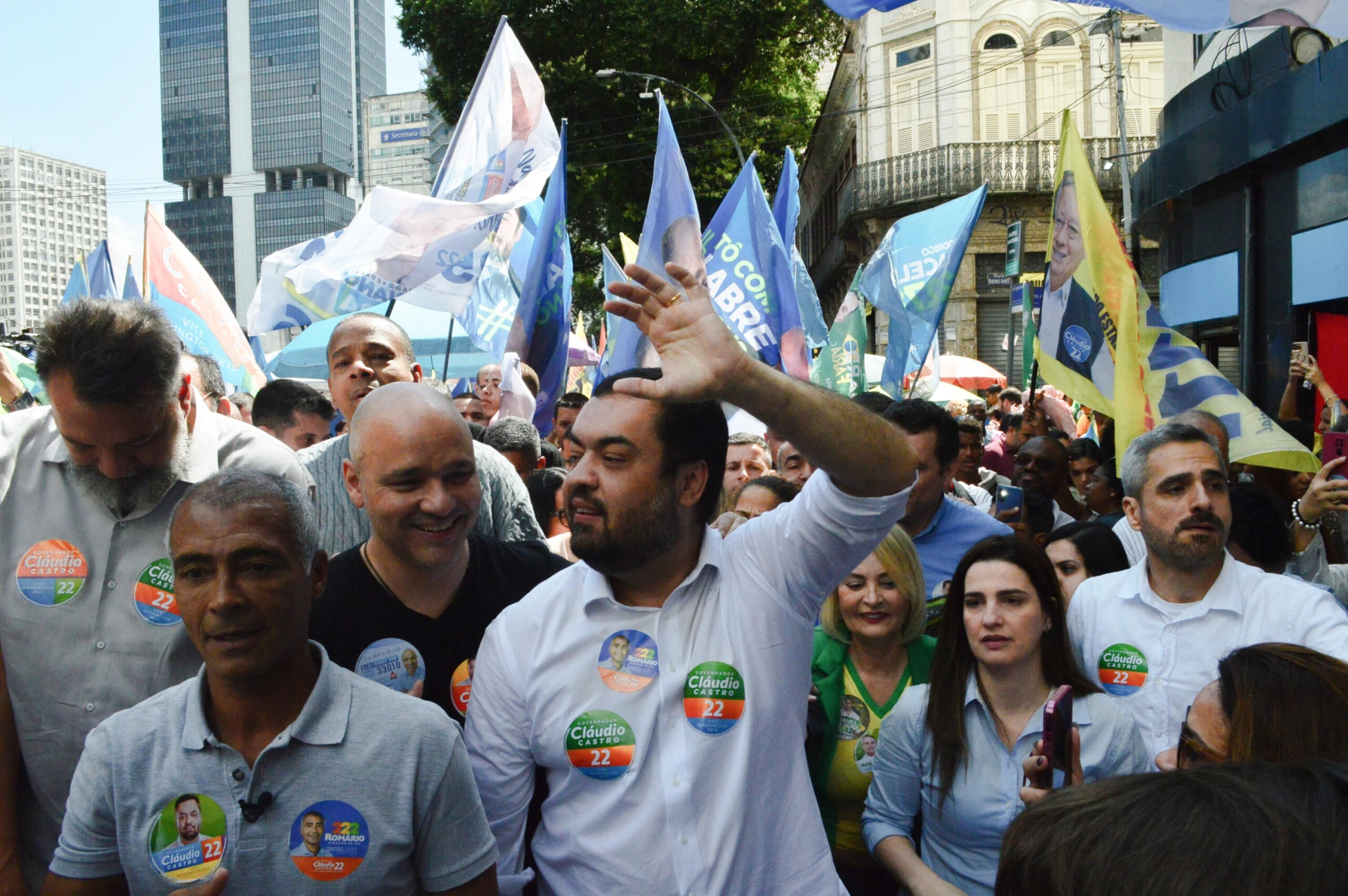 RIO DE JANEIRO, RJ, 22.08.2022 - GOVERNO-RIO: O governador do Rio de Janeiro, Cláudio Castro (PL), durante campanha eleitoral no centro da cidade, nesta segunda-feira. (Foto: Paulo Carneiro/Photo Press/Folhapress)