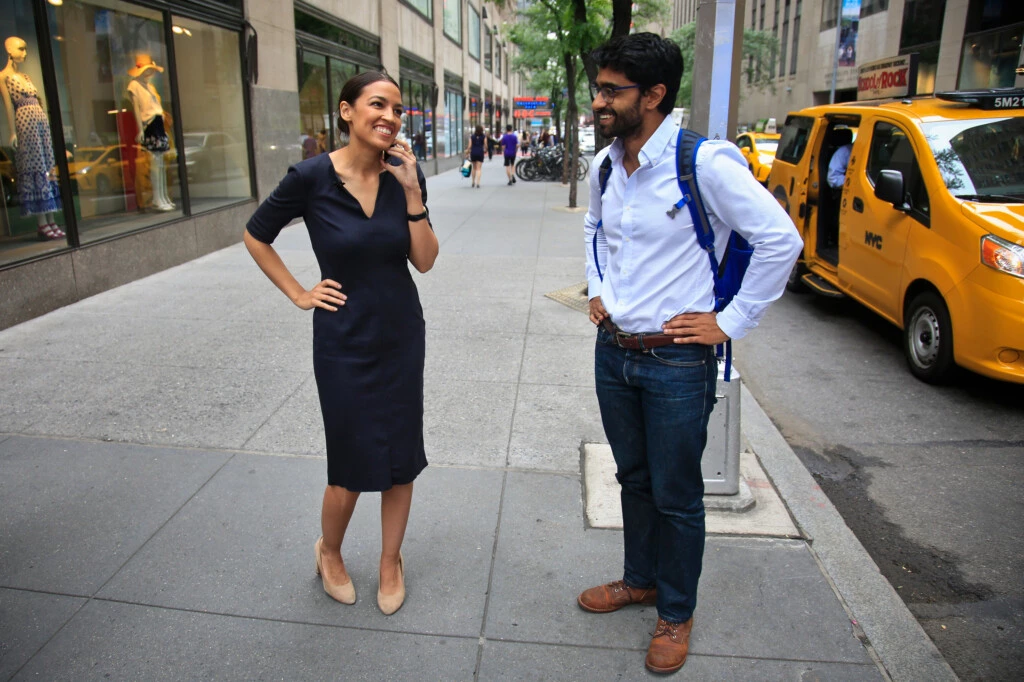 Alexandria Ocasio-Cortez, à esquerda, fala ao telefone ao lado de Saikat Chakrabarti, coordenador de sua campanha, no dia 27 de junho de 2018, em Nova York.