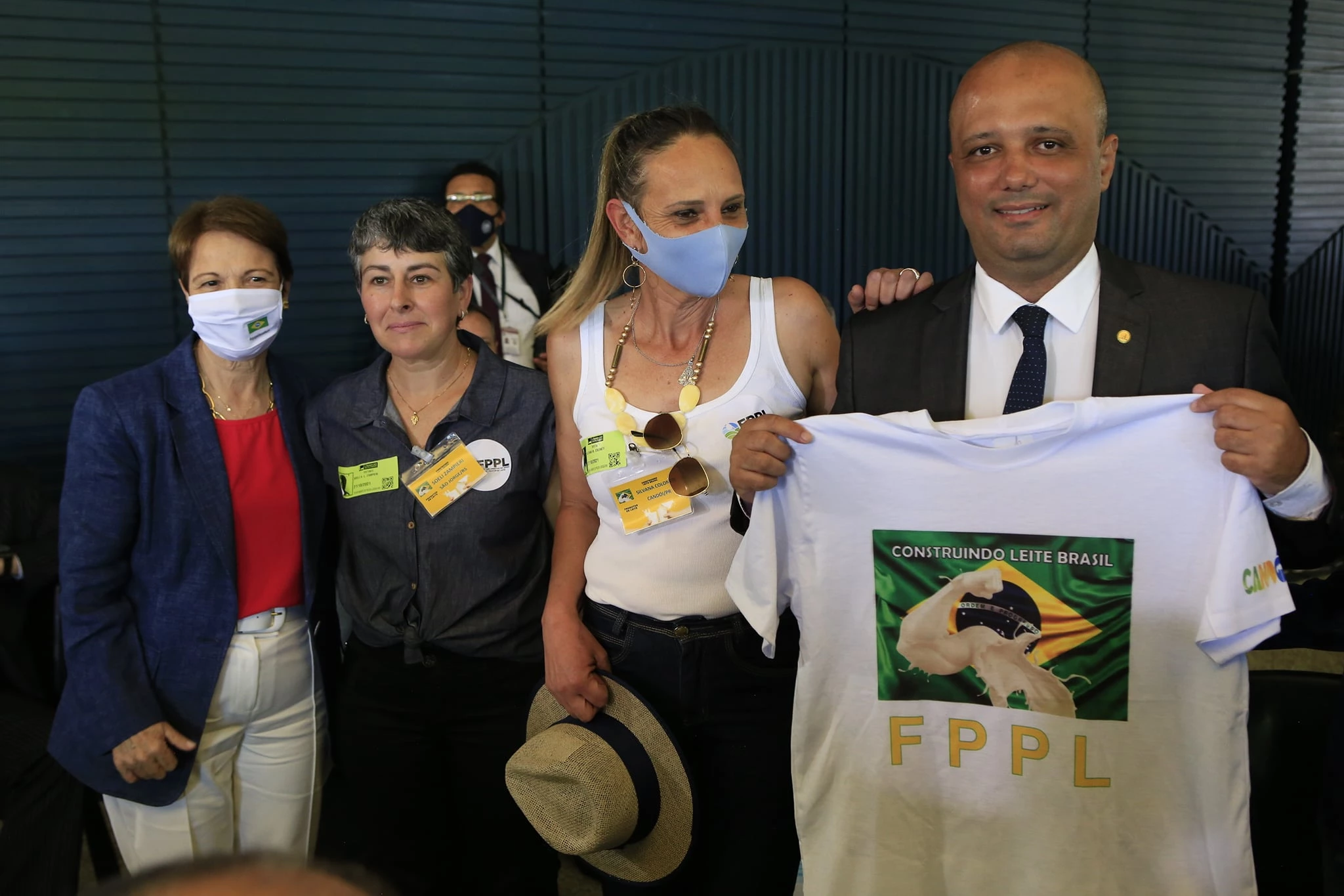 À esquerda, ministra Tereza Cristina. À direita, Major Vitor Hugo, segurando a camisa do movimento Construindo Leite Brasil, em lançamento da Frente Parlamentar em Apoio ao Produtor de Leite (FPPL).