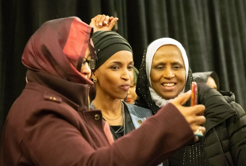 Ilhan Omar celebra com suas apoiadoras após sua vitória no 5º Distrito Congressional em Minneapolis, Minnesota, em 6 de novembro de 2018.