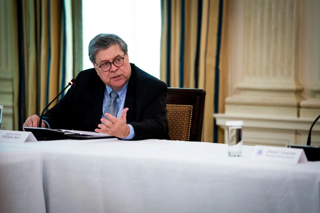 O procurador-geral William Barr fala durante uma mesa-redonda com agentes de segurança pública na Sala de Jantar da Casa Branca, em 8 de junho de 2020, em Washington, D.C.