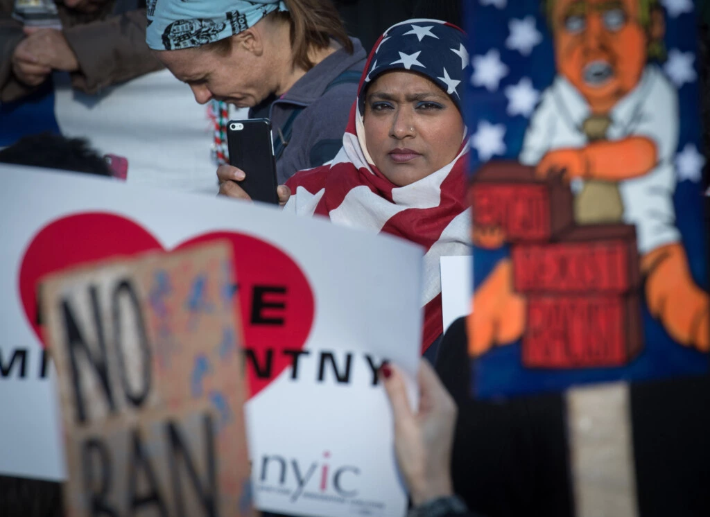 Manifestantes se juntam em Battery Park e marcham para protestar contra a ordem executiva do presidente Donald Trump que impõe controle em viajantes originários do Irã, Iraque, Líbia, Somália, Sudão, Síria e Iêmen em 29 de janeiro de 2017 em Nova York, NY.
