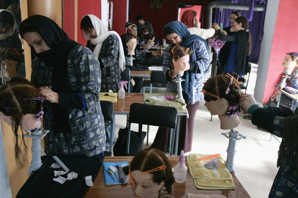 Mulheres afegãs treinam em cabeças de manequim na Escola de Beleza Debbie Rodriguez’s Oasis, em 13 de fevereiro de 2015, em Cabul, Afeganistão.