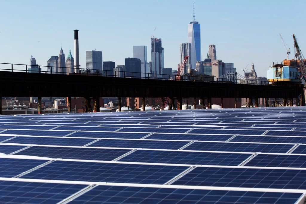 Um terraço coberto de painéis solares no Brooklyn Navy Yard, em Nova York, no dia 14 de fevereiro de 2017.