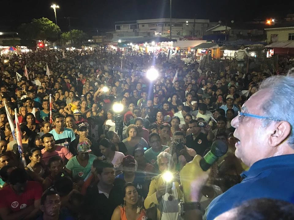Candidato Amazonino Mendes em discurso de campanha