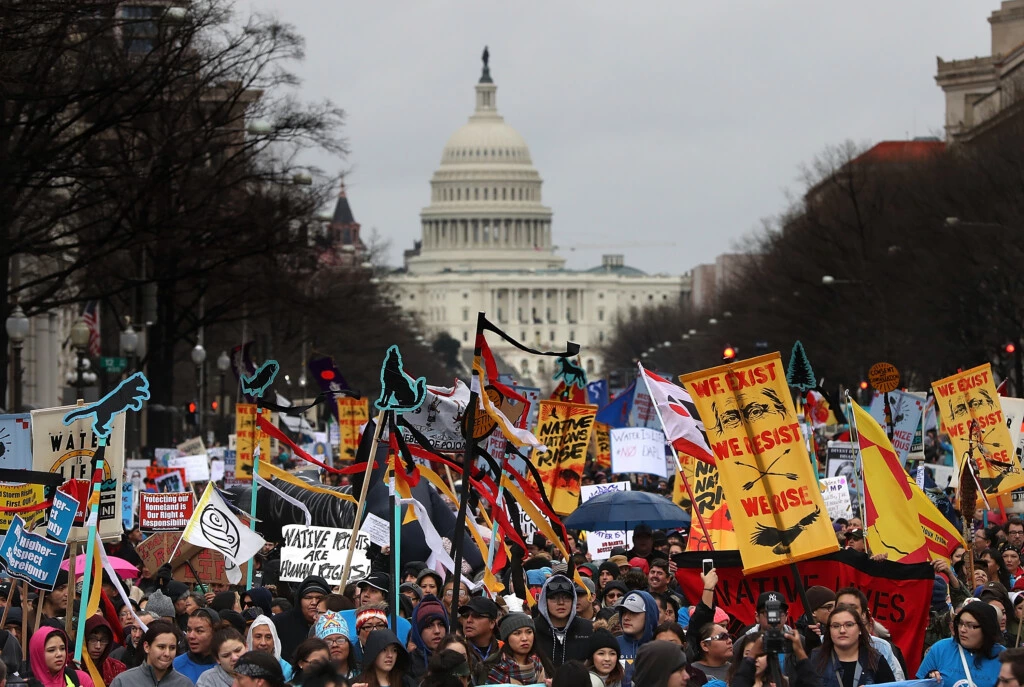 Manifestantes em um protesto contra o oleoduto Dakota Access, no dia 10 de março de 2017, em Washington, D.C.