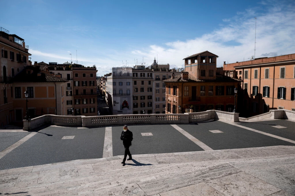 Um homem usando máscara protetora visita a Piazza di Spagna em Roma, Itália, em 12 de março.