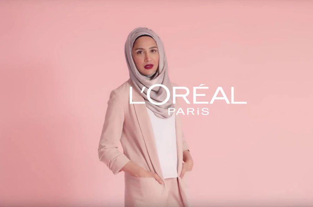 Uma imagem de uma propaganda da L’Oréal Paris com Amena Khan.