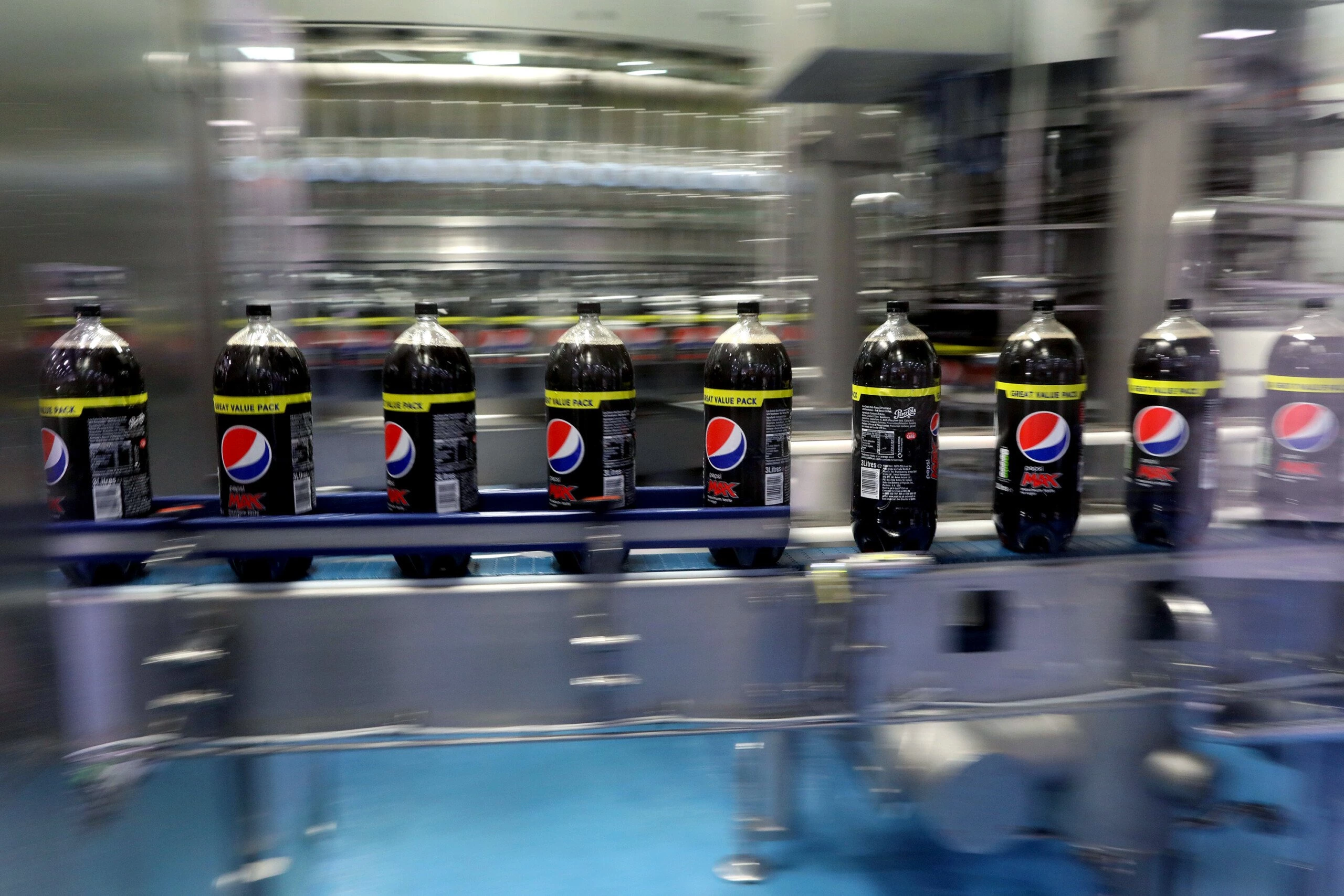 Garrafas da Pepsi Max viajam ao longo da linha de produção na fábrica e armazém da Britvic PLC em Leeds, Reino Unido, em 23 de janeiro de 2017.