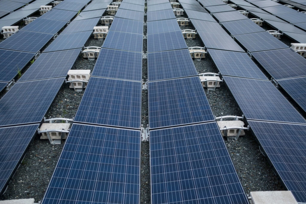 Painéis solares instalados pela Tesla fornecem energia a 12 residências na cidade de Las Piedras, nas montanhas de Porto Rico.
