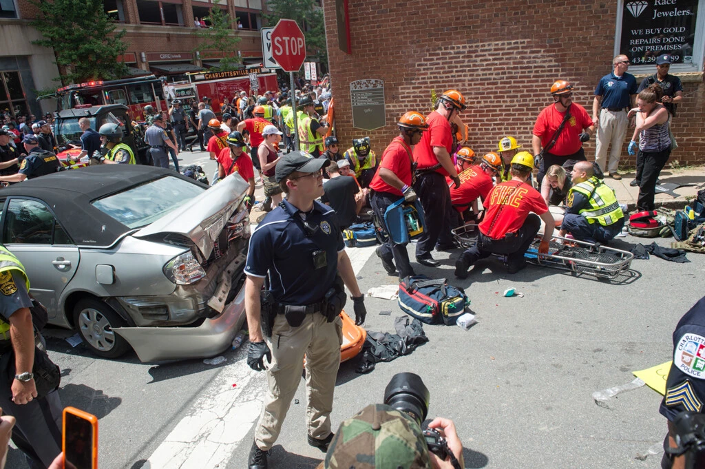 Uma mulher recebe primeiros socorros após um motorista atropelar uma multidão de manifestantes em Charlottesville, Virgínia, no dia 12 de agosto de 2017.