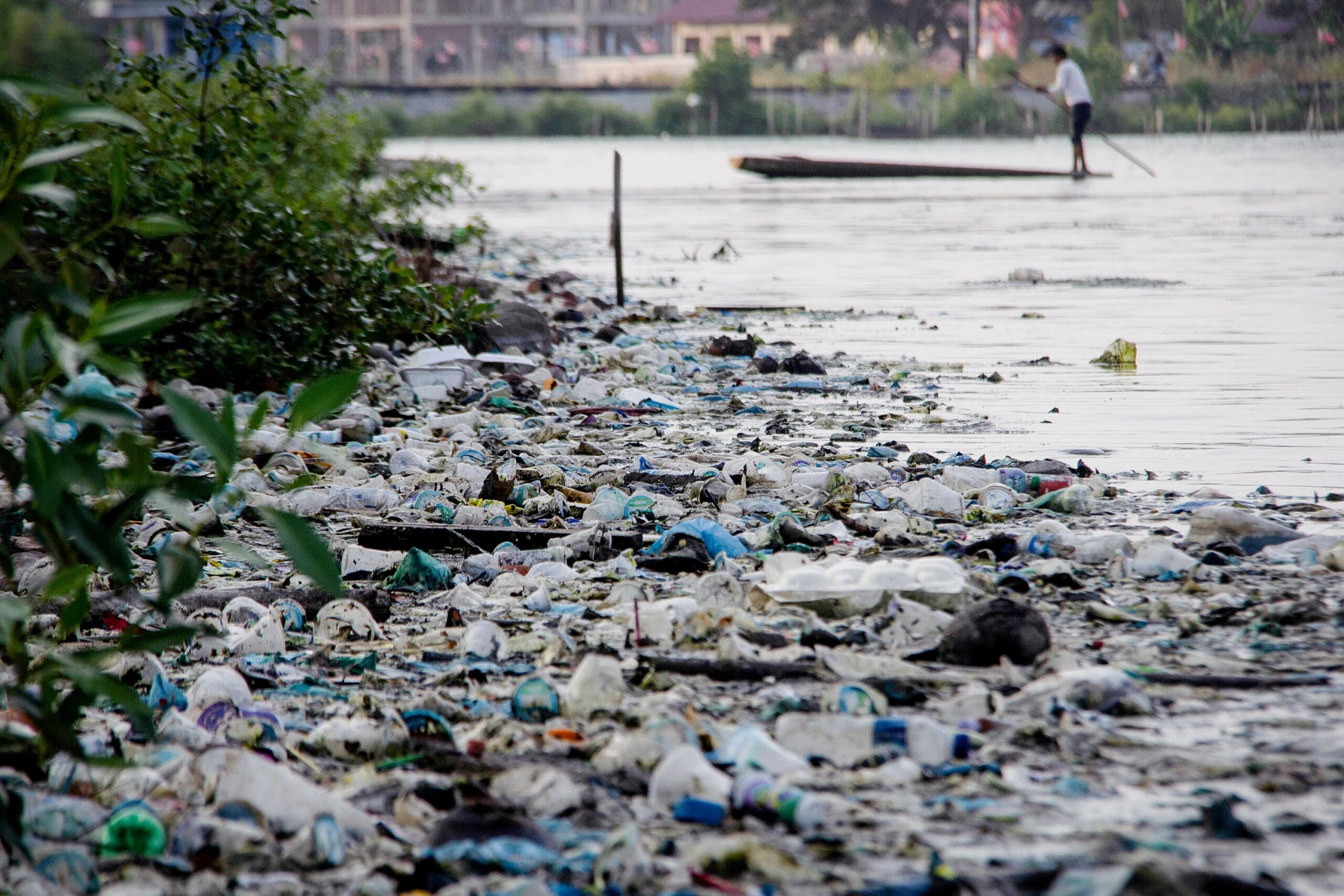 Um reservatório contaminado com resíduos plásticos em Lhokseumawe, na Indonésia, em 22 de março.