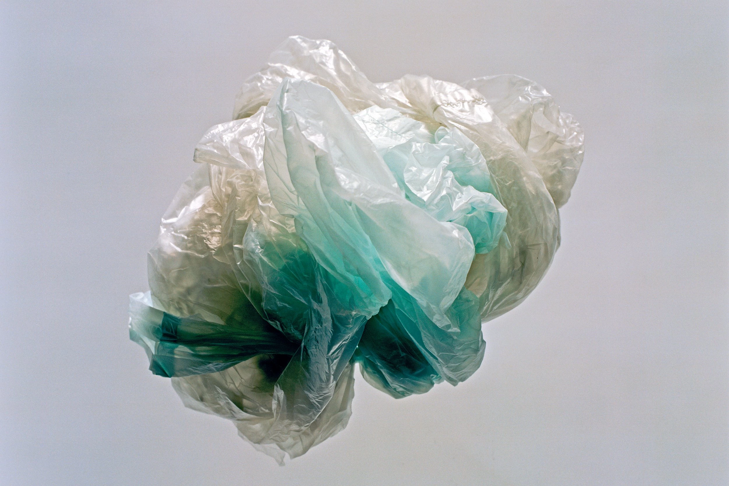 Enquanto apenas oito estados decretaram restrições ao plástico, mais de 330 decretos locais sobre o uso de sacolas plásticas foram aprovadas em 24 estados.