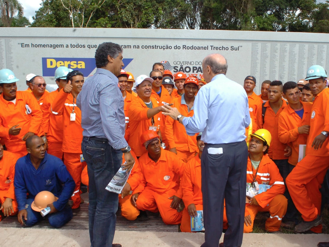 Ao lado de Paulo Preto, Serra conversa com trabalhadores do Rodoanel.