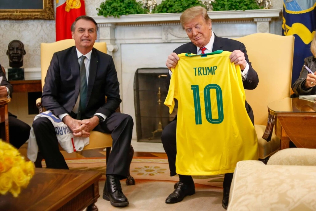 WASHINGTON, EUA, 19.03.2019 - Jair Bolsonaro presenteia Donald Trump com camisa da seleção do Brasil de futebol - O presidente dos Estados Unidos, Donald Trump, recebe o presidente do Brasil, Jair Bolsonaro, na Casa Branca em Washington, nos Estados Unidos. (Foto: Vanessa Carvalho/Brazil Photo Press/Folhapress)