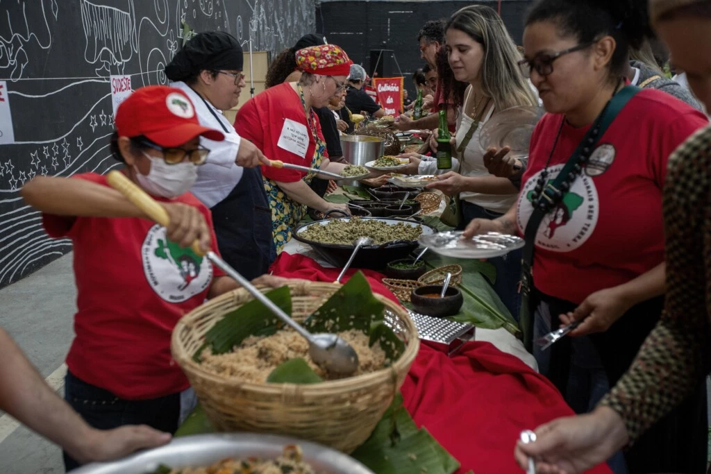 SÃO PAULO, SP, 29.04.2023, MST inaugura a "Cozinha Escola pra Brilha Dona Ilda Martins!". Na foto, o banquete sendo servido. (Foto: Marlene Bergamo/Folhapress)