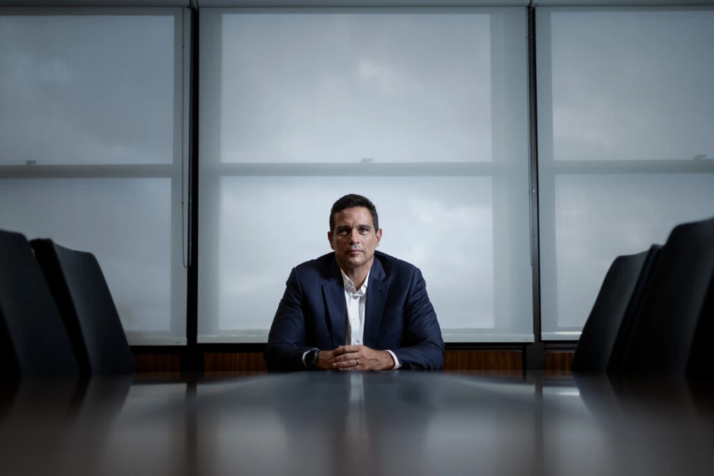 SÃO PAULO, SP, 29.02.2024 - Retrato de Roberto Campos Neto, presidente do Banco Central. feito no escritório do BC em São Paulo. (Foto: Adriano Vizoni/Folhapress)