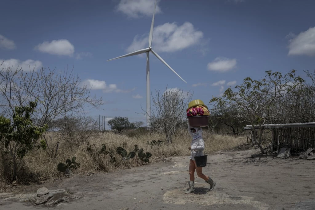 CAETÉS, PE, 20.10.2024: Moradores da comunidade Pau Ferro, zona rural de Caetés, desde a instalação do parque eólico, que ocorreu a cerca de 10 anos, se queixam de piora na saúde física e mental, além de prejuízos nas plantações e criações de animais. Na foto a agricultora Leidiane Inácio (32), lava roupa na casa da prima Vanessa Alves (29). (Foto: Bruno Santos/ Folhapress)