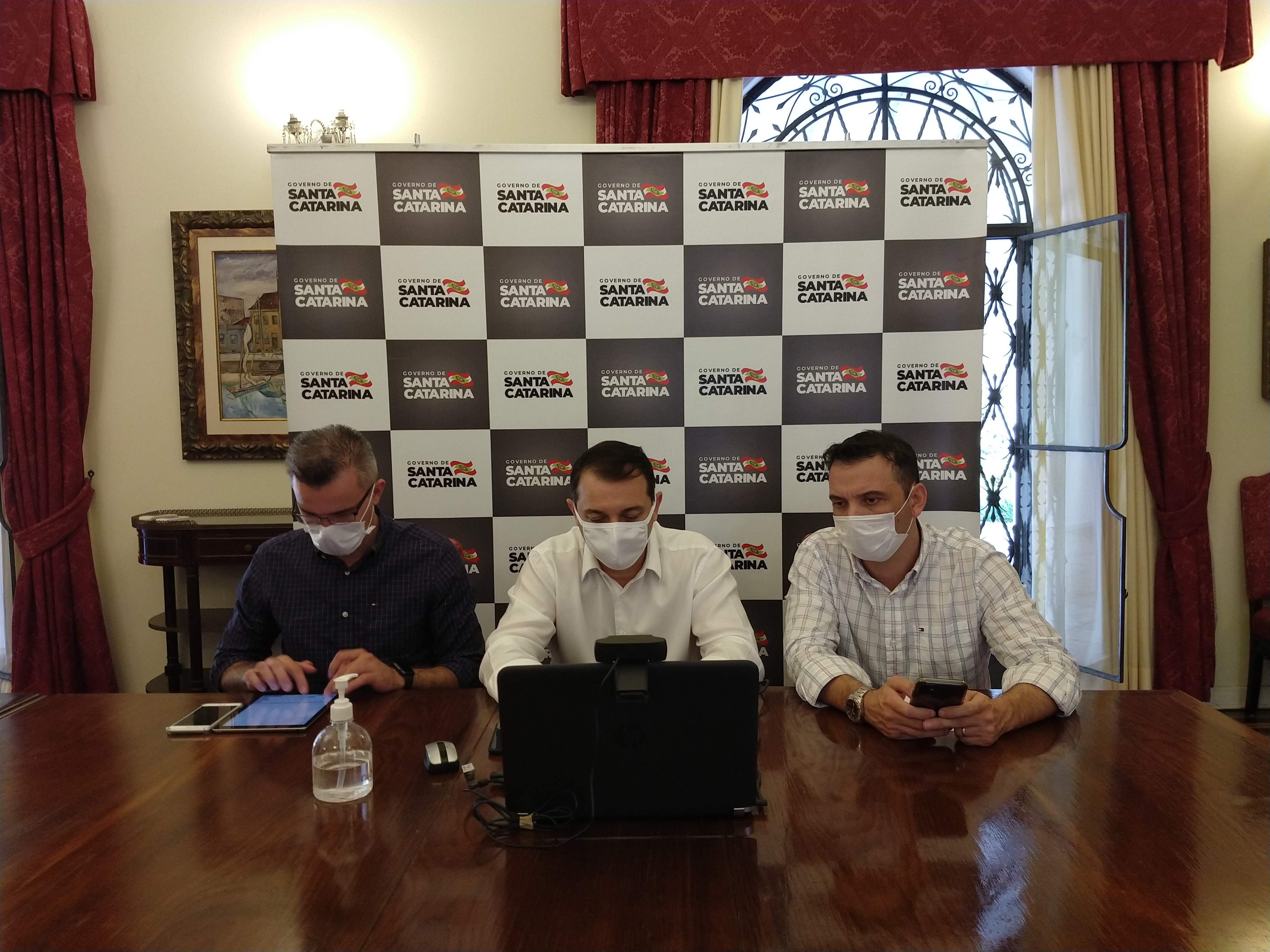 governador_carlos_moises_chefe_da_casa_civil_douglas_borba_e_secretario_de_saude_helton_zeferino_participam_de_reuniao_por_videoconferencia_com_o_ministro_da_saudenelson_teich_20200429_1370000412