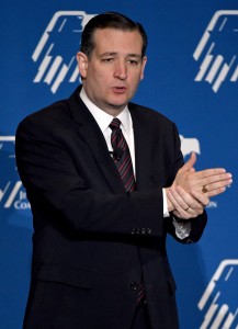 LAS VEGAS, NV - 25 de abril:  Senador Republicano pelo Texas, Ted Cruz, fala durante a reunião de líderes na primavera da Coalizão de Judeus Republicanos no The Venetian Las Vegas em 25 de abril de 2015, em Las Vegas, Nevada. A reunião anual da Coalizão de Judeus Republicanos contou com pretensos candidatos à presidência (à época), assim como grandes doadores de campanha, como Sheldon Adelson. (Foto por Ethan Miller/Getty Images)