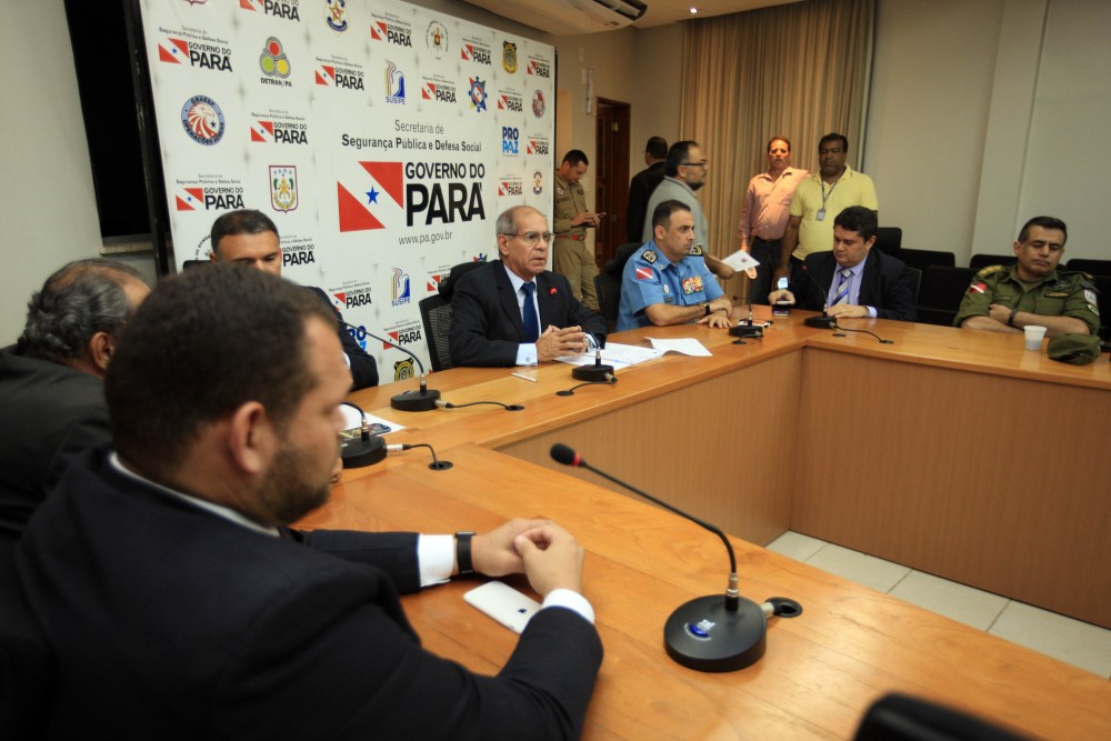 24/05/2017-BELÉM - PARÁ, Brasil- O Governo do Estado enviou para o município de Pau D’Arco, no sudeste paraense, uma equipe do Comando de Missões Especiais da Polícia Militar e policiais civis de Belém, incluindo a Corregedoria das Polícias Civil e Militar, para intensificar as investigações e reforçar a segurança na região da Fazenda Santa Lúcia, a 60 quilômetros de Redenção. Na manhã desta quarta-feira (24), ao tentar cumprir 16 mandados judiciais (prisão preventiva, temporária e buscas e apreensões), policiais foram recebidos a tiros por um grupo fortemente armado e que já vinha sendo investigado por diversas ocorrências. No confronto com a polícia, nove homens e uma mulher foram mortos. O secretário de Estado de Segurança Pública e Defesa Social, coronel Jeannot Jansen, o coronel Hilton Benigno, comandante da Policia Militar, o delegado João Bosco Rodrigues, diretor de Polícia do Interior, e o secretário de Estado de Justiça e Direitos Humanos, Michel Durans, concederam entrevista coletiva, na tarde desta quarta-feira, para explicar os procedimentos que o Sistema de Segurança Publica está tomando em relação ao caso. O inquérito será presidido pelo Departamento de Investigações Especiais da Polícia Civil.FOTO: MÁCIO FERREIRA / AG.PARÁ
