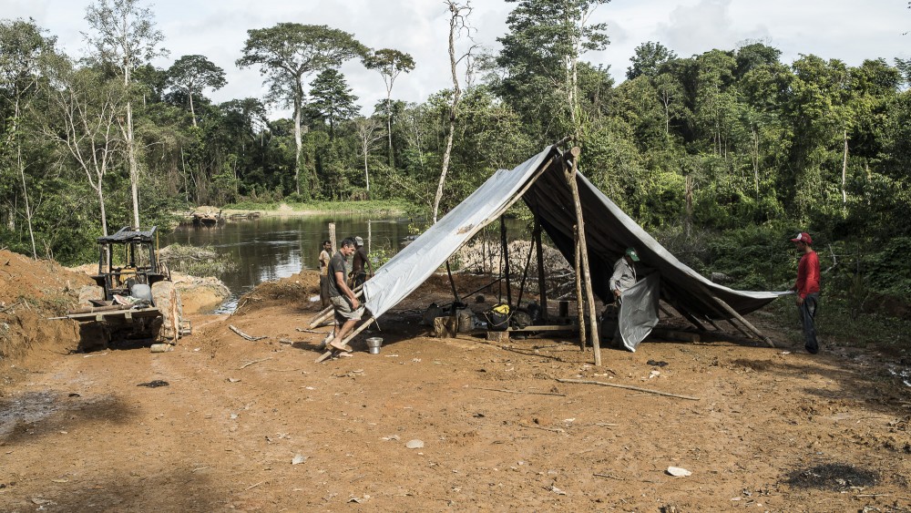 Acampamento-na-beira-do-Rio-Branco-no-limite-do-Parque-Nacional-Jamanxim-area-que-pode-virar-APA-Rio-Branco_Daniel-Paranayba--1497374827