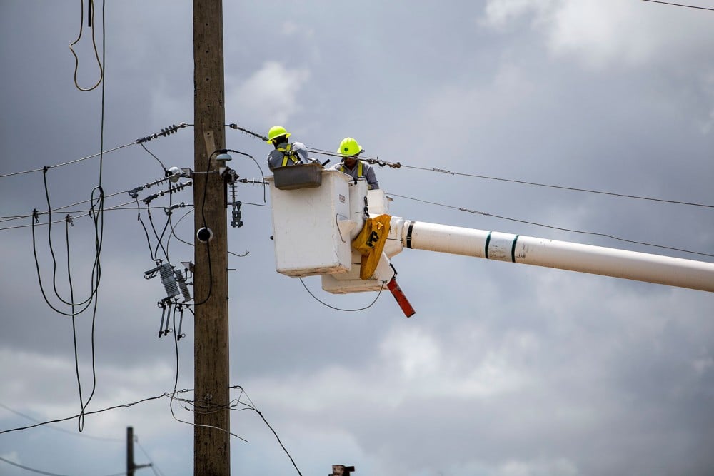 September 7, 2017. San Juan, Puerto RicoInteres Humano. Historias sobre empleados publicos en la Autoridad de Energia Electrica y Patrullas de Carreteras durante y despues del paso del Huracan Irma en Puerto Rico. En la foto: Celadores de la Autoridad de Energia Electrica trabajan para restaurar la energia en Rio PIedras y en el Hospital San Francisco.Xavier Garcia / GFR Media