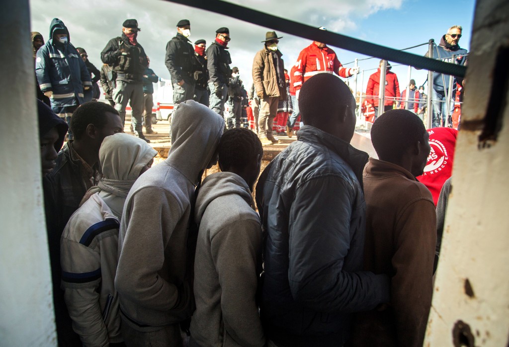 zach-campbell-italy-immigration-refugees-migrants-police-05-1505501150