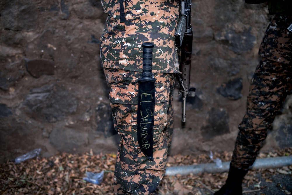 April 2017, El Salvador, San Salvador. A Salvadoran police officer's weapon bears the name of his country. (Natalie Keyssar)