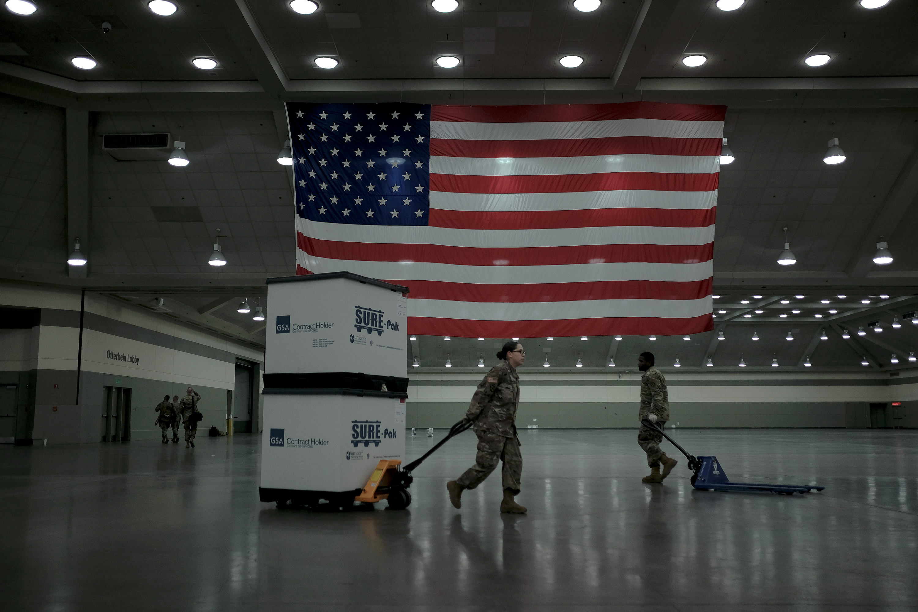 Membros da Guarda Nacional de Maryland descarregam caixas com camas da FEMA, a Agência Nacional de Emergências, no centro de convenções de Baltimore, Maryland, em 28 de março de 2020. A Guarda Nacional montou um hospital de campanha com 250 leitos para pacientes com a covid-19.
