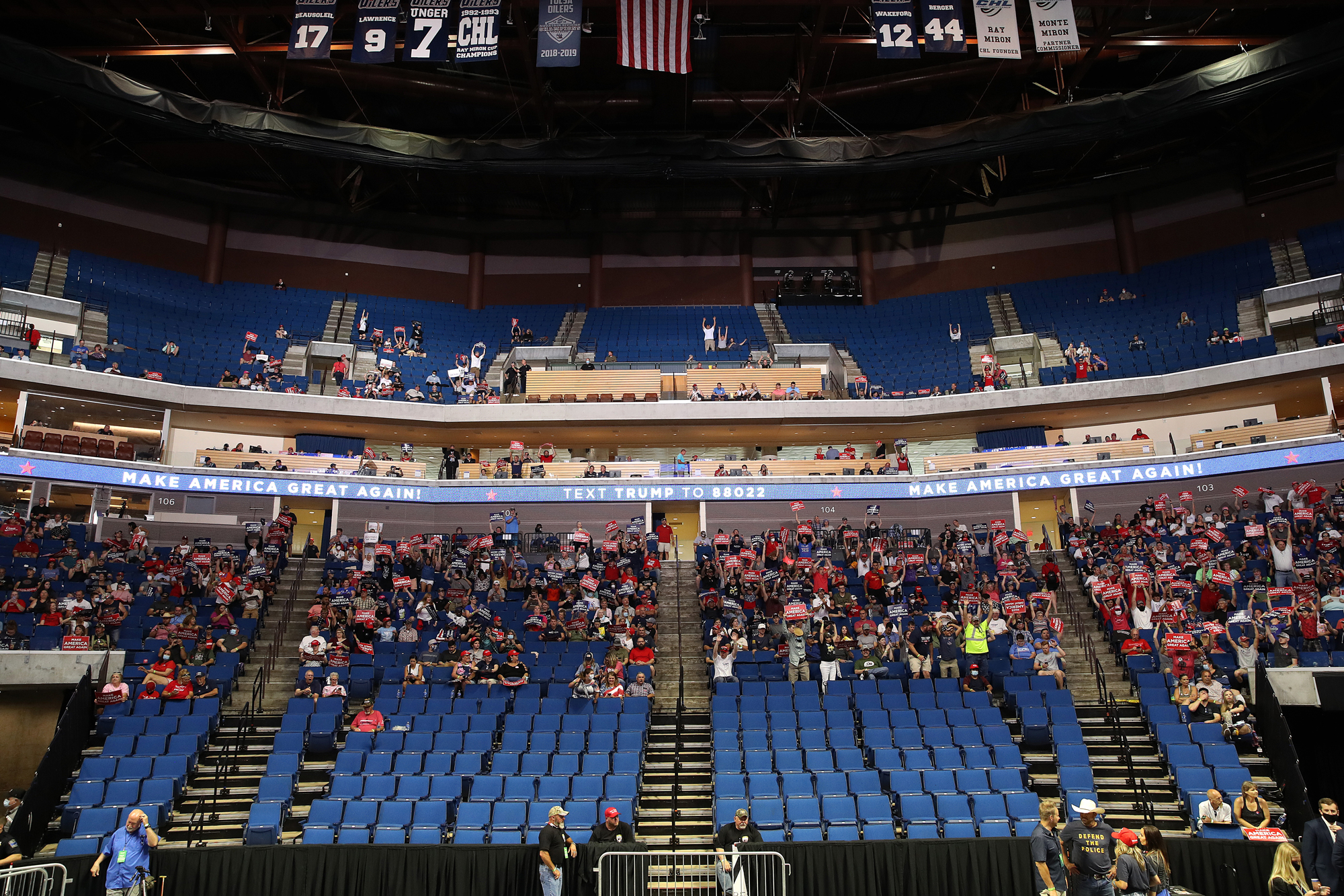 Apoiadores aguardam o início de um comício de campanha de Donald Trump no BOK Center em 20 de junho de 2020, em Tulsa, Oklahoma.