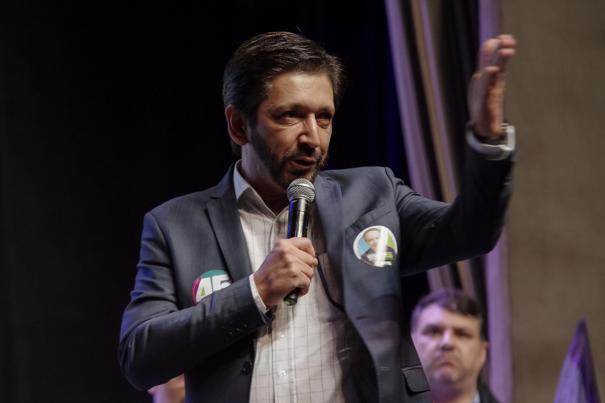 SÃO PAULO,SP,20.09.2022:CAMPANHA-RODRIGO-GARCIA-LIBERDADE - O governador de São Paulo, Rodrigo Garcia, participa de evento com o candidato a senador, Edson Aparecido, no Teatro da Liberade, no Bairro da Liberdade (SP),na noite desta terça-feira (20). Evento contou com a presença do prefeito de São Paulo Ricardo Nunes. (Foto: Roberto Sungi / Futura Press/Folhapress)